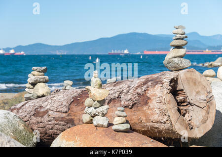 Rock balancing in Vancouver Stein stapeln Garten Stockfoto