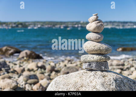 Rock balancing in Vancouver Stein stapeln Garten Stockfoto