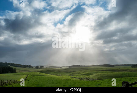 Sonnenstrahlen brechen Obwohl die Wolken in der Nähe von Greenlaw in den schottischen Borders. Stockfoto