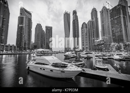 Marina vor der Wolkenkratzer, Dubai Marina, Dubai, Vereinigte Arabische Emirate Stockfoto