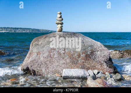 Rock balancing in Vancouver Stein stapeln Garten Stockfoto