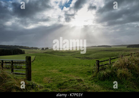 Sonnenstrahlen brechen Obwohl die Wolken in der Nähe von Greenlaw in den schottischen Borders. Stockfoto