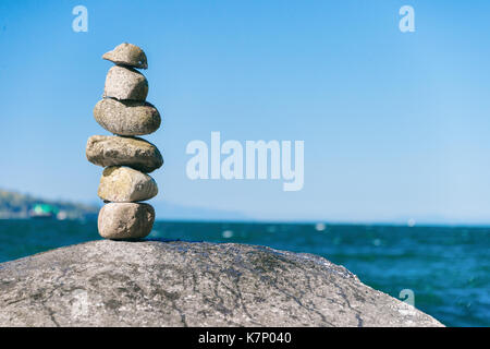 Rock balancing in Vancouver Stein stapeln Garten Stockfoto