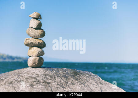 Rock balancing in Vancouver Stein stapeln Garten Stockfoto