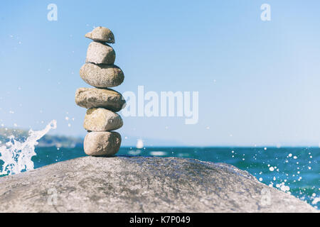 Rock balancing in Vancouver Stein stapeln Garten Stockfoto