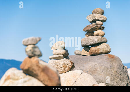 Rock balancing in Vancouver Stein stapeln Garten Stockfoto