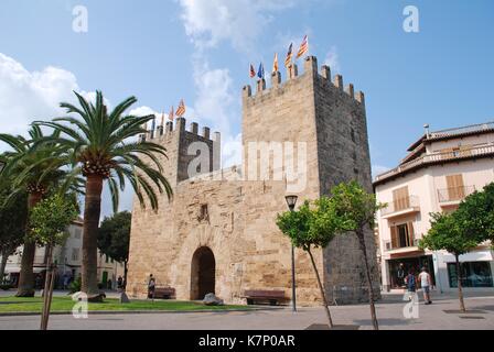 Die mittelalterliche Xara Tor (Portal del Moll) in der Altstadt von Alcudia auf der spanischen Insel Mallorca am 8. September 2017. Stockfoto