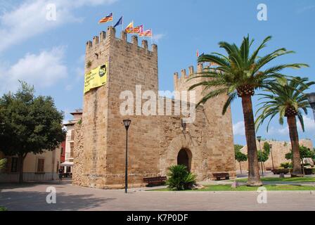 Die mittelalterliche Xara Tor (Portal del Moll) in der Altstadt von Alcudia auf der spanischen Insel Mallorca am 8. September 2017. Stockfoto