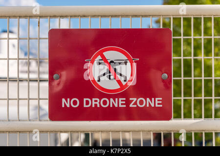 Kein drone zone Schild an einem Zaun Stockfoto