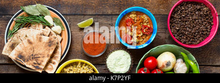 Verschiedene indische, vegetarische Gerichte und Snacks traditionelles Essen Holz- Hintergrund, Stockfoto