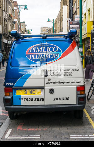 Ein Pimlico Klempner van mit einem Sanitär- Kennzeichen. Stockfoto
