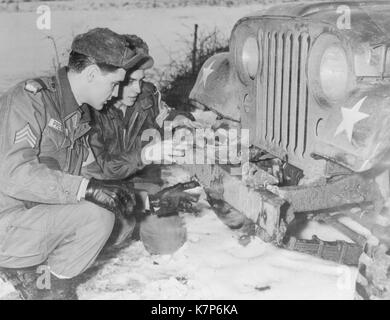 1960 - Sgt Elvis Presley Kontrollen Jeep mit Gefährten 32. Armor scout Pvt Lonnie Wolfe, Treiber des Presley's Jeep. Stockfoto