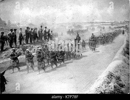 Die Black Watch zurück marschieren von der Front Gräben zur Begleitung von Dudelsack, Fricourt, Frankreich, 08/1916. Stockfoto