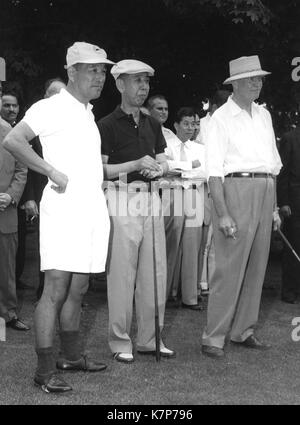 Premierminister Nobusuke Kishi von Japan (Mitte), bei einem Besuch in den Vereinigten Staaten, bereitet sich für eine Runde Golf mit Präsident Dwight D. Eisenhower (rechts) und der Botschafter von Japan Koichiro Asakai (links), Washington, DC, 06/1957. Stockfoto