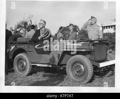 Präsident Franklin D. Roosevelt sitzt im Jeep mit Hut über sein Herz, Überprüfen der Truppen mit General George Patton, Casablanca, 18/1/1943 Stockfoto