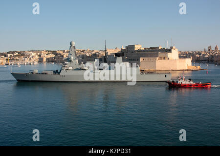 Die britische Royal Navy Typ 45 Zerstörer HMS Diamond Verlassen der Malta Grand Harbour Stockfoto