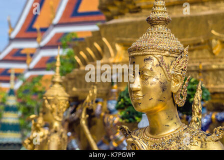 Golden Thai Kinnaree Skulptur, halb menschliche Hälfte Vogel, an der Grand Palace, Thailand Stockfoto