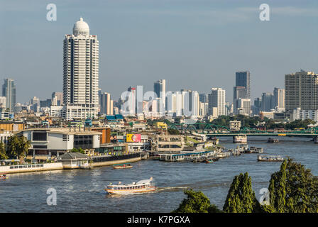 Blick vom Wat Arun (Tempel der Morgenröte) über den Chao Phraya River in Bangkok, Thailand Stockfoto