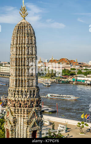 Blick vom Wat Arun (Tempel der Morgenröte) über den Chao Phraya River in Bangkok, Thailand Stockfoto