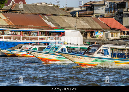 Schnellboot am Chao Phraya River, Bangkok, Thailand Stockfoto