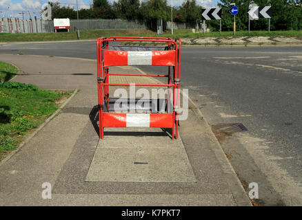 Einen Straße Seite Sicherheitsbarriere Passanten durch aus laufenden Fußweg Bauarbeiten schützen Stockfoto