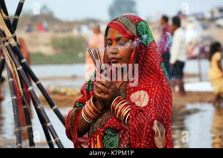 Eine geschlossene Augen Anhänger Sonne anbeten Gott anlässlich des chhath Festival, Indien. Stockfoto