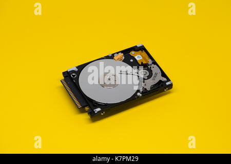 Schließen eines geöffneten Computer Festplatte auf gelben Hintergrund. Stockfoto