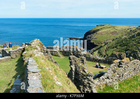 Die Reste der Burg Tintagel in Cornwall, England, Großbritannien, Großbritannien, dies ist die sagenhafte Heimat des legendären König Arthur Stockfoto