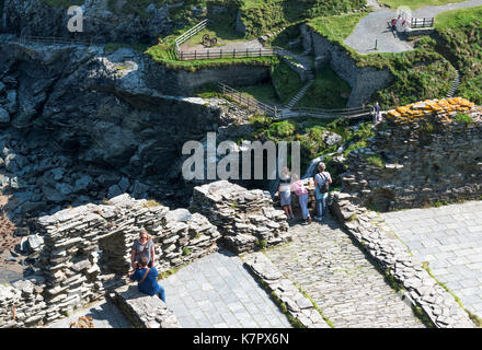 Die Reste der Burg Tintagel in Cornwall, England, Großbritannien, Großbritannien, dies ist die sagenhafte Heimat des legendären König Arthur Stockfoto