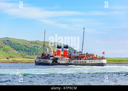 Touristen an Bord der Meer Raddampfer Waverley auf der Kyles von Bute in der Nähe des Dorfes Tighnabruaich, Schottland, Isle of Bute im Hintergrund Stockfoto