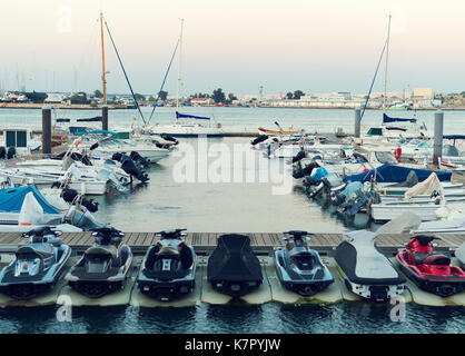 Viele Yachten und Boote im Hafen. Stockfoto