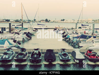 Viele Yachten und Boote im Hafen. Vintage-Effekt. Stockfoto