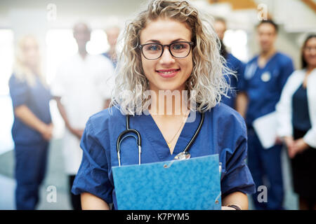 Porträt der jungen Frau Doktor einheitliche stehend in einem Krankenhaus. Stockfoto