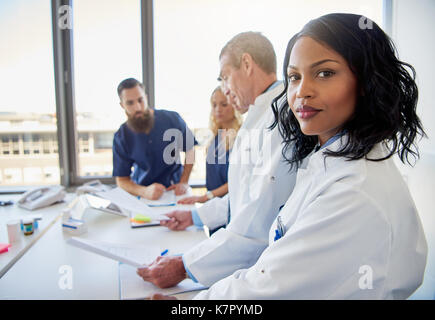 Schwarze Ärztin stand vor der medizinischen Team im Krankenhaus während der Teilnahme an einer Sitzung Stockfoto
