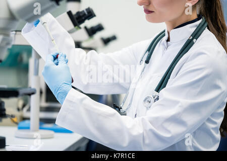 Arzt oder der Übungsassistent die Lösung in der blutprobe an der La Stockfoto