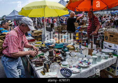 Vienna Naschmarkt Linke Wienzeile Flohmarkt Antikmarkt mit vielen Menschen shopping geöffnet samstags das ganze Jahr hindurch. Stockfoto