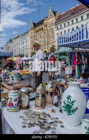 Vienna Naschmarkt Linke Wienzeile Flohmarkt Antikmarkt mit vielen Menschen shopping geöffnet samstags das ganze Jahr hindurch. Stockfoto