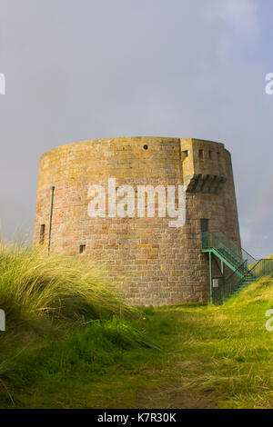 Das 19. Jahrhundert runde Martello Tower fort in den Sanddünen bei Magilligan Point in der Nähe von Limavady im County Derry in Nordirland gebaut Stockfoto