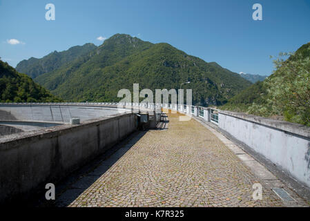 Staudamm von Valvestino (1962) in den Bergen in der Nähe von Gardasee Stockfoto