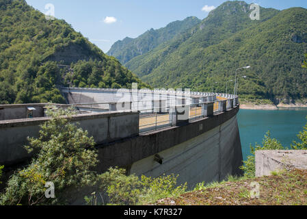 Staudamm von Valvestino (1962) in den Bergen in der Nähe von Gardasee Stockfoto