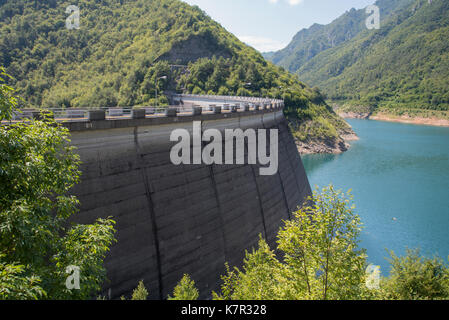 Staudamm von Valvestino (1962) in den Bergen in der Nähe von Gardasee Stockfoto