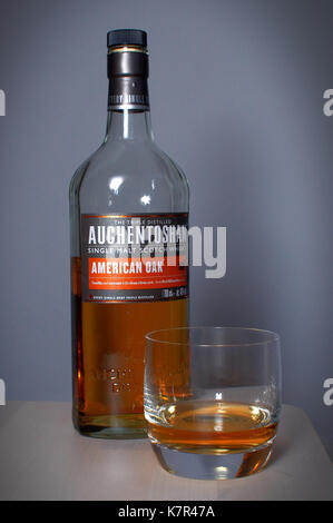 Flasche Auchentoshan Whisky und ein Glas Stockfoto