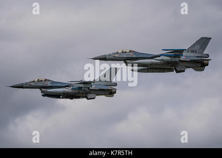 Zwei F-16-Kampfflugzeuge der Royal Netherlands Air Force an der Royal International Air Tattoo, Großbritannien am 14. Juli 2017. Stockfoto