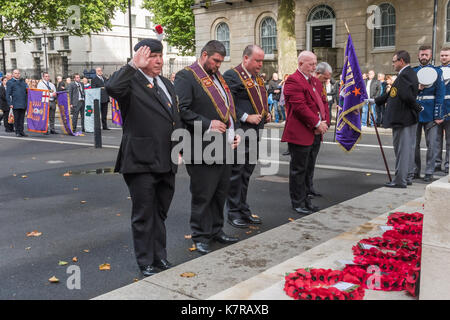 London, Großbritannien. 16.September 2017. Die jährlichen Herr Carson Memorial Parade von Lodges des Orange Order. Fünf Männer stehen am Ehrenmal nach kranzniederlegungen. Sowie verschiedene Lodges zu The Apprentice Boys von Derry engagierten gab es andere die Erinnerung an die Ulster Regimenter, die an der Somme gekämpft. Einige der auf der Veranstaltung war von Ulster und aus Schottland kommen, sowie die aus dem Hause Grafschaften und London. Herr Carson wurde ein Mitglied des Orange Order im Alter von 19 Jahren und war einer der führenden Richter und Politiker in Großbritannien um den Anfang des 20. Jahrhunderts, Solicitor General. Stockfoto