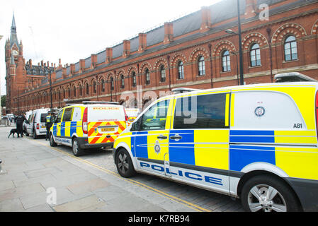 Kings Cross, London, Vereinigtes Königreich. 16. September 2017. der bewaffneten Polizei Patrouille in kingscross Station. Die uk Terror Threat Level zu "Kritisch" nach dem Terroranschlag auf Parsons Green Station, in der 30 Menschen verletzt wurden. Michael tubi/alamy Leben Nachrichten angehoben wurde. Stockfoto