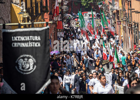 Eine Parade durch die Altstadt während der Mexikanischen Unabhängigkeitstag am 16. September 2017 in San Miguel de Allende, Mexiko. Stockfoto