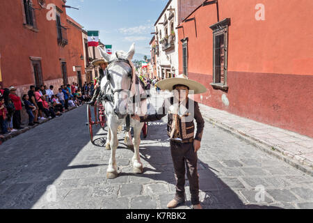 Kostümierten Figuren Parade durch die Altstadt während der Mexikanischen Unabhängigkeitstag am 16. September 2017 in San Miguel de Allende, Mexiko. Stockfoto