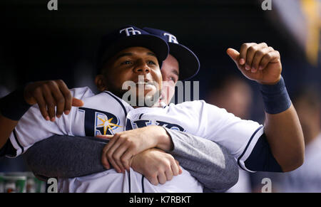 St. Petersburg, Florida, USA. 16 Sep, 2017. Wird VRAGOVIC | Zeiten. Tampa Bay Rays Krug Blake Snell (4) Erstreckt sich der rechten Feldspieler Cesar Puello (30) im Dugout während des Spiels zwischen den Boston Red Sox und die Tampa Bay Rays am Tropicana Feld in St. Petersburg, Fla. am Samstag, Sept. 16, 2017. Kreditkarten: werden Vragovic/Tampa Bay Zeiten/ZUMA Draht/Alamy leben Nachrichten Stockfoto