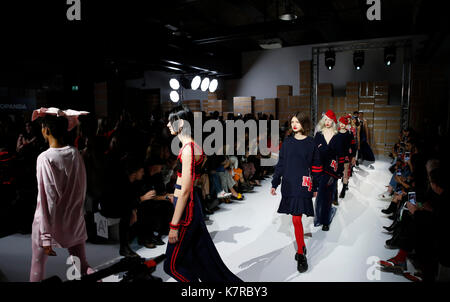London, Großbritannien. 16 Sep, 2017. Modelle Kreationen von Nicopanda Kollektion Frühjahr/Sommer 2018 während der London Fashion Week in London, Britain on Sept. 16, 2017. Credit: Han Yan/Xinhua/Alamy leben Nachrichten Stockfoto