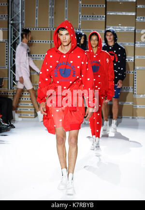 London, Großbritannien. 16 Sep, 2017. Modelle Kreationen von Nicopanda Kollektion Frühjahr/Sommer 2018 während der London Fashion Week in London, Britain on Sept. 16, 2017. Credit: Han Yan/Xinhua/Alamy leben Nachrichten Stockfoto